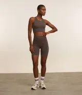 Bermuda deportiva marrón de poliamida y elastano, de cintura alta y sin costuras.