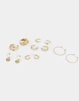 Set de seis pares de aros dorados con diferentes diseños: argollas trenzadas, argollas con textura, argollas con strass y argollas con dije de strass.
