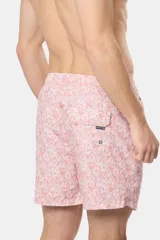 Short de baño celeste con estampado de flores blancas, cintura elástica con cordón ajustable, dos bolsillos laterales y suspensor de malla fina.