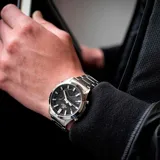Reloj Casio Edifice EFVC120D-1ADF para hombre, con caja y correa de acero inoxidable color plateado, esfera negra con detalles en blanco y gris, y doble display analógico-digital.