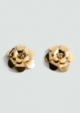 Par de aros dorados con forma de flor de camelia.