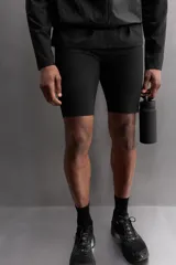 Mallas de entrenamiento negras confeccionadas en tejido técnico y elástico en cuatro direcciones, con cintura elástica ajustable con cordón interior, bolsillo lateral en pernera y logo estampado.