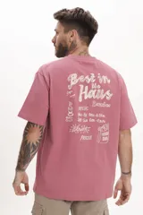 Remera color celeste con cuello redondo y estampado pequeño en el frente.