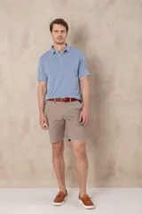 Remera celeste de corte clásico, con cuello polo abotonado y mangas cortas.