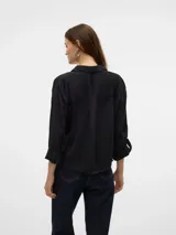 Camisa negra de corte clásico con cuello, manga larga y bolsillos en el pecho.