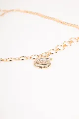Collar dorado con diseño en cadena y dije en forma de caracol.