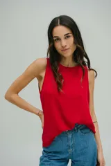 Musculosa roja de crepé con escote redondo a la base.