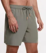 Bermuda deportiva negra sin estampa, con cintura elástica ajustable con cordón, y bolsillo lateral con cierre de cremallera en color contrastante.
