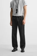 Pantalón de jean azul de corte recto, con cinco bolsillos, efecto lavado y cierre frontal con botones.