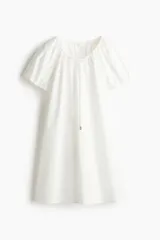 Vestido corto evasé de algodón blanco, con mangas globo cortas de diseño raglán, escote redondo con cordón para ajustar y corte holgado.