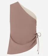 Blusa sastre de viscosa color marrón, con escote de un hombro, bretel ancho, regulador lateral y bajo asimétrico.