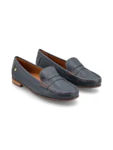 Mocasín de cuero graneado color negro, con forro y plantilla de cuero, y suela de goma.