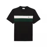 Remera Lacoste negra de manga corta con cuello redondo y franja horizontal blanca y verde en el pecho. Logo de la marca bordado en el pecho.