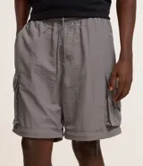 Pantalón paper touch color verde militar, con bolsillos laterales, cintura elástica y cordón de ajuste. Se convierte en bermuda gracias a un cierre a la altura de la rodilla.