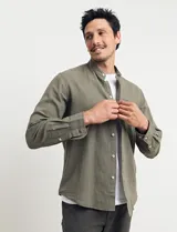 Camisa de lino color beige, de cuello mao y manga larga.