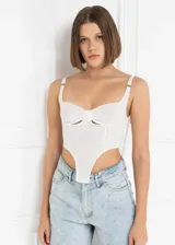 Top bustier blanco con breteles finos regulables y detalle de frunce en el centro del busto.