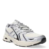 Championes de running estilo beige con detalles en negro y diseño ligero.