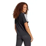 Remera deportiva Adidas color negro con logo blanco en el pecho y tres tiras blancas en las mangas.