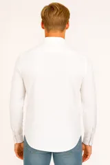 Camisa blanca de vestir, de corte clásico y manga larga.