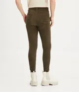Pantalón skinny de terciopelo cotelê color marrón, con cintura mediana, bolsillos delanteros y traseros, cierre por botón y cremallera.