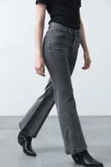 Jean elastizado de fit oxford color negro, con aplicaciones sutiles de strass distribuidas en el delantero y en la botamanga.