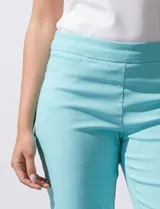 Pantalón recto color verde esmeralda de gabardina elastizada, marca Zac & Rachel. Pretina ancha con faja interna modeladora. Delantera con bolsillos simulados. Trasera con bolsillos ojal.