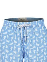 Short de baño celeste con estampado de caballitos de mar rosados. Tiene cintura elástica con cordón ajustable, bolsillos laterales y traseros.