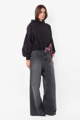 Buzo tipo hoodie negro con proceso artesanal de teñido en mangas y parte inferior. Tiene silueta boxy, puños y cintura de rib, capucha forrada y bolsillo canguro.