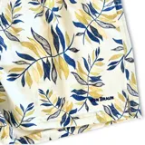 Short de baño blanco con estampado de hojas en tonos azul y verde. Tiene elástico en la cintura, cordón ajustable, tres bolsillos y mesh interior hipoalergénico.