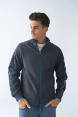Campera de felpa gris oscuro para hombre, con fit regular, logo estampado, manga larga, cremallera entera, bolsillos con cierre y cuello elevado.