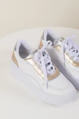 Zapatillas urbanas de cuero vacuno color beige, con detalles en verde oliva y rosa pastel.