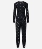 Pijama largo de dos piezas, confeccionado en tejido rib con estampado de corazones. Incluye una blusa de manga larga con cuello redondo y un pantalón largo con cintura elástica.