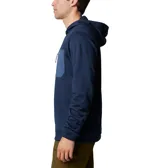 Buzo polar Columbia con capucha, color azul marino, con bolsillo tipo parche en el pecho de color azul más claro con cierre vertical.