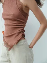 Top halter color ladrillo con textura y detalle de encaje a tono en cuello, sisas y ruedo.