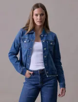 Campera de jean azul de la marca Baccini, con cuello solapa, abertura central con botones metálicos, bolsillos delanteros y ruedo desflecado.