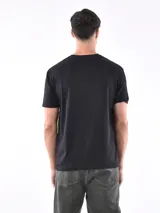 Remera blanca de corte slim fit y mangas cortas.