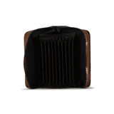 Tarjetero negro de cuero sintético con cierre de cremallera y logo grabado en el frente.