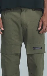 Pantalón verde militar de corte recto con bolsillos cargo laterales y etiqueta con logo en la pierna derecha.