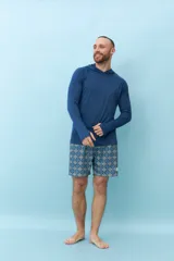 Bermuda de hombre azul con estampado de flores blancas y cordón ajustable en la cintura.