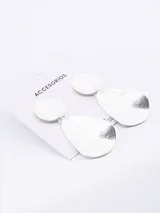 Aros colgantes plateados con forma de gota.