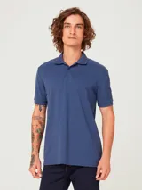 Chomba azul de piqué de algodón, de manga corta y cuello clásico con botones.