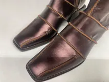Botas de cuero color marrón con caña media, punta cuadrada, detalle de costuras y taco cuadrado de 5 cm.
