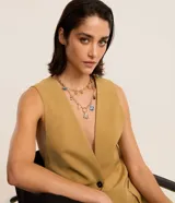 Collar de capas dorado con eslabones orgánicos con efecto martillado, esferas y colgantes místicos.
