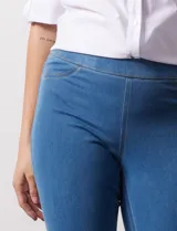 Jegging de denim azul con pretina elastizada, corte slim fit, bolsillos delanteros simulados y bolsillos traseros aplicados.
