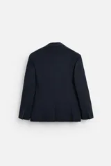 Blazer slim fit color azul marino confeccionado en tejido con viscosa. Cuello con solapas de muesca, manga larga con puño con detalle de botones, bolsillo de vivo en pecho y de solapa en cadera, bolsillo interior, bajo con aberturas en espalda y cierre frontal con botones.