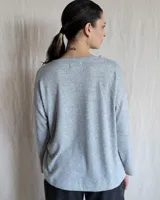 Remera negra de mangas largas con cuello fruncido.