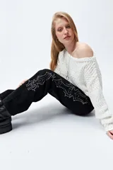 Pantalón negro de corte recto con bordado boho en ambos laterales.