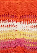 Short tejido al crochet con cintura elástica y diseño a rayas horizontales en tonos naranja, rosa, amarillo y blanco.