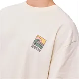 Remera manga corta color beige con estampado pequeño en el frente con el logo de la marca Rusty.