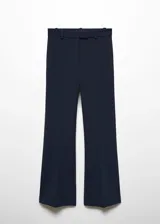 Pantalón crop de tiro bajo, color azul marino, con corte flare, bolsillos laterales y traseros, cierre de cremallera y gancho, trabillas para cinturón y forro interior.